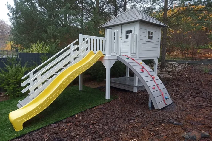 Plac zabaw P24 to kompletny zestaw, który oferuje dzieciom bezpieczne i kreatywne miejsce do zabawy.