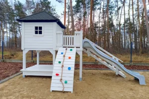 Plac zabaw P24 to kompletny zestaw, który oferuje dzieciom bezpieczne i kreatywne miejsce do zabawy.