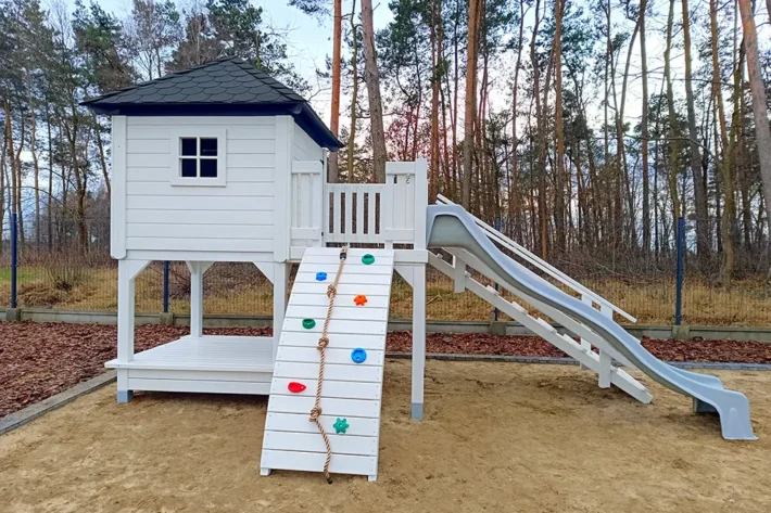 p24-1-funkcjonalny-plac-zabaw-dla-dzieci Plac zabaw P24 to kompletny zestaw, który oferuje dzieciom bezpieczne i kreatywne miejsce do zabawy.