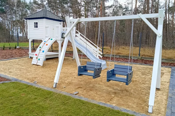 p24-2-funkcjonalny-plac-zabaw-dla-dzieci Plac zabaw P24 to kompletny zestaw, który oferuje dzieciom bezpieczne i kreatywne miejsce do zabawy.