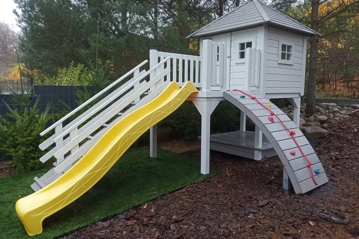 p24-5-funkcjonalny-plac-zabaw-dla-dzieci Plac zabaw P24 to kompletny zestaw, który oferuje dzieciom bezpieczne i kreatywne miejsce do zabawy.