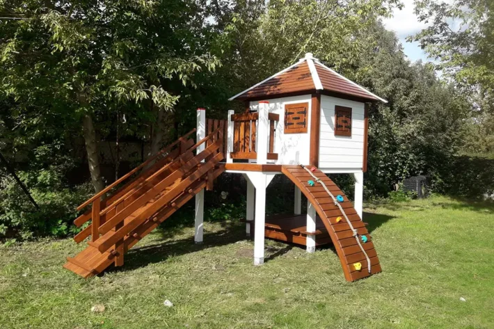 p24-6-funkcjonalny-plac-zabaw-dla-dzieci Plac zabaw P24 to kompletny zestaw, który oferuje dzieciom bezpieczne i kreatywne miejsce do zabawy.