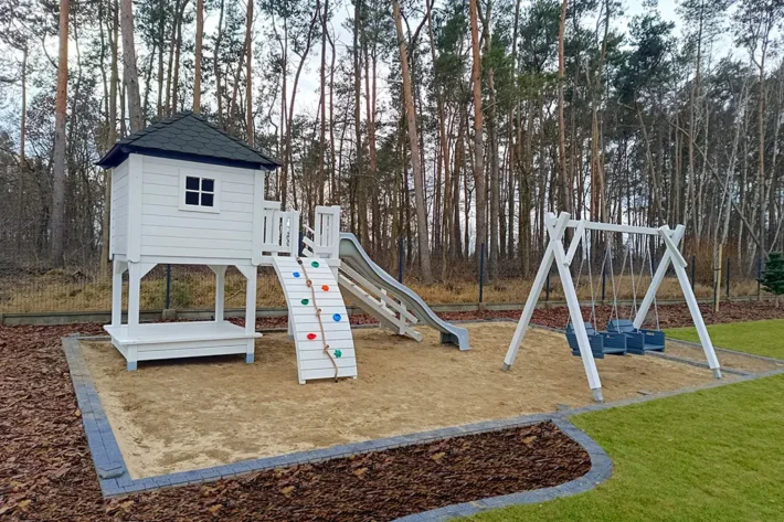 p24-7-funkcjonalny-plac-zabaw-dla-dzieci Plac zabaw P24 to kompletny zestaw, który oferuje dzieciom bezpieczne i kreatywne miejsce do zabawy.