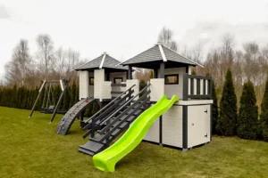 Plac zabaw P25 to kompletny, rozbudowany zestaw, który zapewnia dzieciom wiele możliwości aktywnej i bezpiecznej zabawy na świeżym powietrzu. Konstrukcja składa się z dwóch domków, tarasu, huśtawki oraz wielu innych atrakcji, które wspierają rozwój motoryczny oraz wyobraźnię. Wymiary domku wynoszą 5,00m x 3,80m, a huśtawki 1,70m x 3,35m, co pozwala na komfortową i bezpieczną zabawę dla dzieci w różnym wieku.