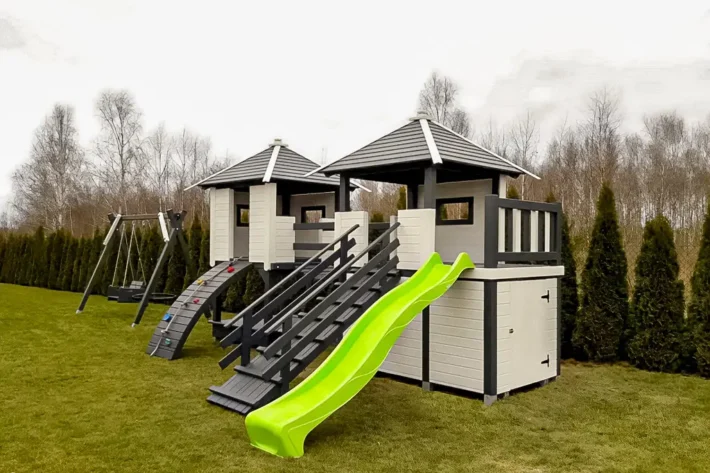 Plac zabaw P25 to kompletny, rozbudowany zestaw, który zapewnia dzieciom wiele możliwości aktywnej i bezpiecznej zabawy na świeżym powietrzu. Konstrukcja składa się z dwóch domków, tarasu, huśtawki oraz wielu innych atrakcji, które wspierają rozwój motoryczny oraz wyobraźnię. Wymiary domku wynoszą 5,00m x 3,80m, a huśtawki 1,70m x 3,35m, co pozwala na komfortową i bezpieczną zabawę dla dzieci w różnym wieku.