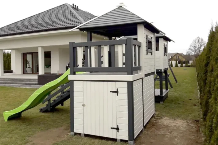 p25-1-funkcjonalny-plac-zabaw-dla-dzieci Plac zabaw P25 to kompletny, rozbudowany zestaw, który zapewnia dzieciom wiele możliwości aktywnej i bezpiecznej zabawy na świeżym powietrzu. Konstrukcja składa się z dwóch domków, tarasu, huśtawki oraz wielu innych atrakcji, które wspierają rozwój motoryczny oraz wyobraźnię. Wymiary domku wynoszą 5,00m x 3,80m, a huśtawki 1,70m x 3,35m, co pozwala na komfortową i bezpieczną zabawę dla dzieci w różnym wieku.