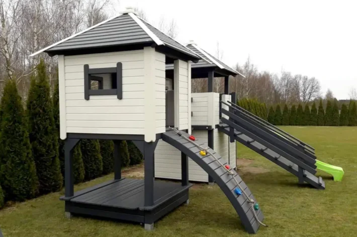 p25-2-funkcjonalny-plac-zabaw-dla-dzieci Plac zabaw P25 to kompletny, rozbudowany zestaw, który zapewnia dzieciom wiele możliwości aktywnej i bezpiecznej zabawy na świeżym powietrzu. Konstrukcja składa się z dwóch domków, tarasu, huśtawki oraz wielu innych atrakcji, które wspierają rozwój motoryczny oraz wyobraźnię. Wymiary domku wynoszą 5,00m x 3,80m, a huśtawki 1,70m x 3,35m, co pozwala na komfortową i bezpieczną zabawę dla dzieci w różnym wieku.