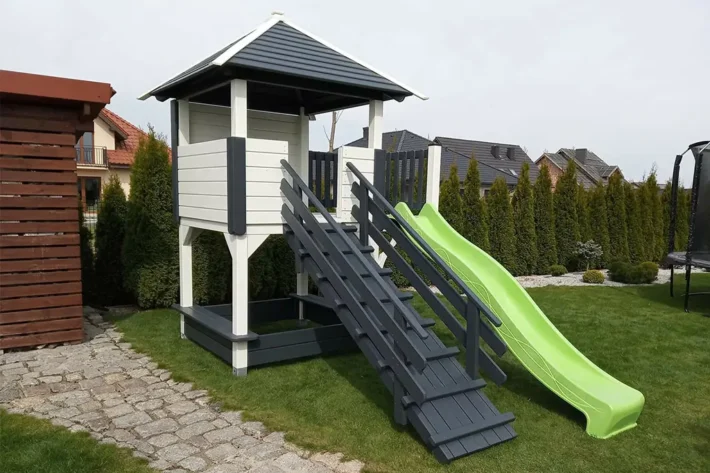 Plac zabaw P6 to doskonały wybór dla rodziców, którzy chcą stworzyć dzieciom bezpieczne i kreatywne miejsce do zabawy w ogrodzie. Zestaw o wymiarach 2,30m x 3,80m zapewnia wystarczającą przestrzeń do różnorodnych aktywności, jednocześnie nie zajmując zbyt dużo miejsca.