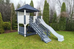 Plac zabaw P6 to doskonały wybór dla rodziców, którzy chcą stworzyć dzieciom bezpieczne i kreatywne miejsce do zabawy w ogrodzie. Zestaw o wymiarach 2,30m x 3,80m zapewnia wystarczającą przestrzeń do różnorodnych aktywności, jednocześnie nie zajmując zbyt dużo miejsca.