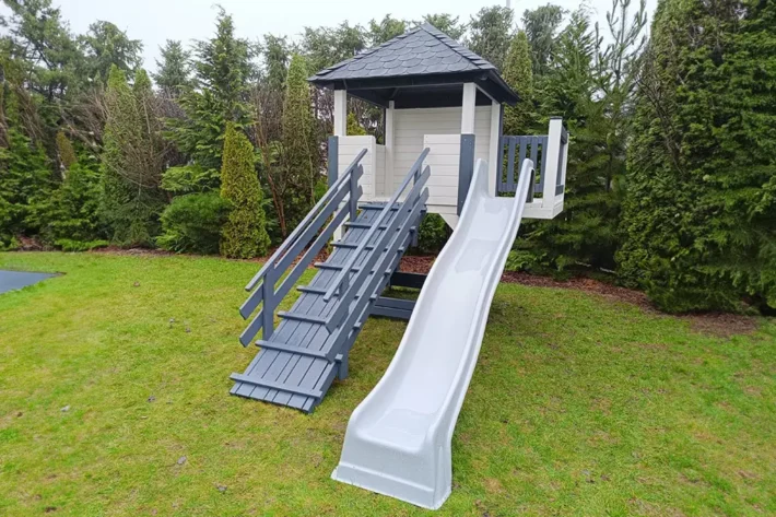 p6-3-funkcjonalny-plac-zabaw-dla-dzieci Plac zabaw P6 to doskonały wybór dla rodziców, którzy chcą stworzyć dzieciom bezpieczne i kreatywne miejsce do zabawy w ogrodzie. Zestaw o wymiarach 2,30m x 3,80m zapewnia wystarczającą przestrzeń do różnorodnych aktywności, jednocześnie nie zajmując zbyt dużo miejsca.