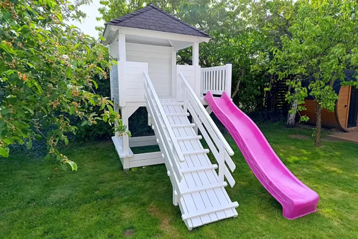 p6-4-funkcjonalny-plac-zabaw-dla-dzieci Plac zabaw P6 to doskonały wybór dla rodziców, którzy chcą stworzyć dzieciom bezpieczne i kreatywne miejsce do zabawy w ogrodzie. Zestaw o wymiarach 2,30m x 3,80m zapewnia wystarczającą przestrzeń do różnorodnych aktywności, jednocześnie nie zajmując zbyt dużo miejsca.