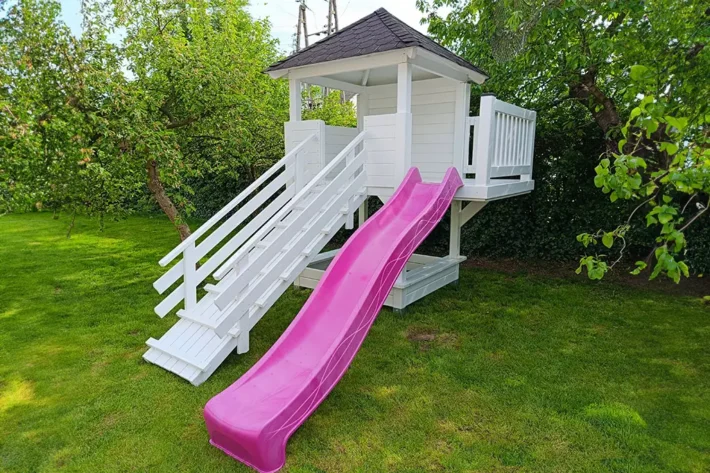 p6-5-funkcjonalny-plac-zabaw-dla-dzieci Plac zabaw P6 to doskonały wybór dla rodziców, którzy chcą stworzyć dzieciom bezpieczne i kreatywne miejsce do zabawy w ogrodzie. Zestaw o wymiarach 2,30m x 3,80m zapewnia wystarczającą przestrzeń do różnorodnych aktywności, jednocześnie nie zajmując zbyt dużo miejsca.