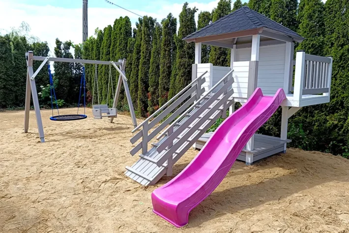 p6-7-funkcjonalny-plac-zabaw-dla-dzieci Plac zabaw P6 to doskonały wybór dla rodziców, którzy chcą stworzyć dzieciom bezpieczne i kreatywne miejsce do zabawy w ogrodzie. Zestaw o wymiarach 2,30m x 3,80m zapewnia wystarczającą przestrzeń do różnorodnych aktywności, jednocześnie nie zajmując zbyt dużo miejsca.