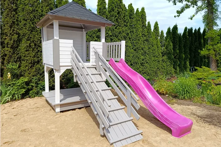 p6-8-funkcjonalny-plac-zabaw-dla-dzieci Plac zabaw P6 to doskonały wybór dla rodziców, którzy chcą stworzyć dzieciom bezpieczne i kreatywne miejsce do zabawy w ogrodzie. Zestaw o wymiarach 2,30m x 3,80m zapewnia wystarczającą przestrzeń do różnorodnych aktywności, jednocześnie nie zajmując zbyt dużo miejsca.