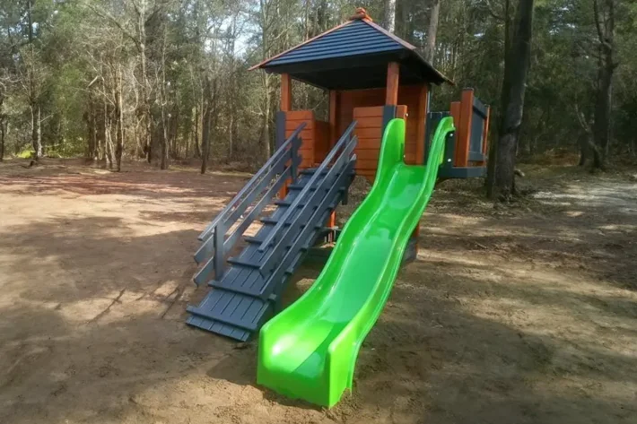 p6-9-funkcjonalny-plac-zabaw-dla-dzieci Plac zabaw P6 to doskonały wybór dla rodziców, którzy chcą stworzyć dzieciom bezpieczne i kreatywne miejsce do zabawy w ogrodzie. Zestaw o wymiarach 2,30m x 3,80m zapewnia wystarczającą przestrzeń do różnorodnych aktywności, jednocześnie nie zajmując zbyt dużo miejsca.