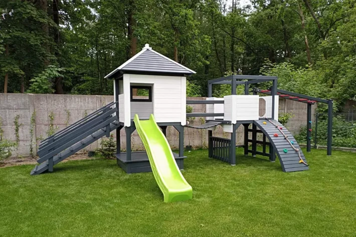 p8-1-funkcjonalny-plac-zabaw-dla-dzieci Plac zabaw P8 to idealne rozwiązanie dla rodziców, którzy chcą stworzyć dzieciom bezpieczną i kreatywną przestrzeń do zabawy na świeżym powietrzu. Zestaw o wymiarach 9,00m x 3,50m zapewnia dzieciom wiele atrakcji, wspierających rozwój fizyczny i motoryczny.