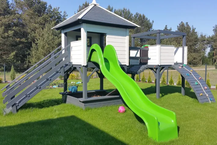 p8-10-funkcjonalny-plac-zabaw-dla-dzieci Plac zabaw P8 to idealne rozwiązanie dla rodziców, którzy chcą stworzyć dzieciom bezpieczną i kreatywną przestrzeń do zabawy na świeżym powietrzu. Zestaw o wymiarach 9,00m x 3,50m zapewnia dzieciom wiele atrakcji, wspierających rozwój fizyczny i motoryczny.