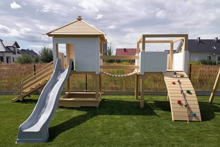 p8-13-funkcjonalny-plac-zabaw-dla-dzieci Plac zabaw P8 to idealne rozwiązanie dla rodziców, którzy chcą stworzyć dzieciom bezpieczną i kreatywną przestrzeń do zabawy na świeżym powietrzu. Zestaw o wymiarach 9,00m x 3,50m zapewnia dzieciom wiele atrakcji, wspierających rozwój fizyczny i motoryczny.