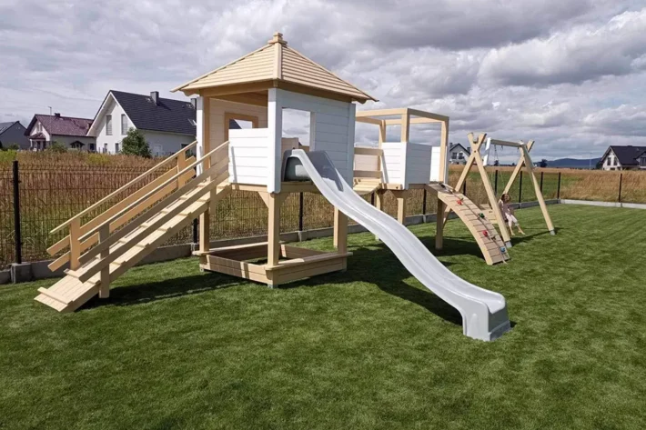 p8-14-funkcjonalny-plac-zabaw-dla-dzieci Plac zabaw P8 to idealne rozwiązanie dla rodziców, którzy chcą stworzyć dzieciom bezpieczną i kreatywną przestrzeń do zabawy na świeżym powietrzu. Zestaw o wymiarach 9,00m x 3,50m zapewnia dzieciom wiele atrakcji, wspierających rozwój fizyczny i motoryczny.