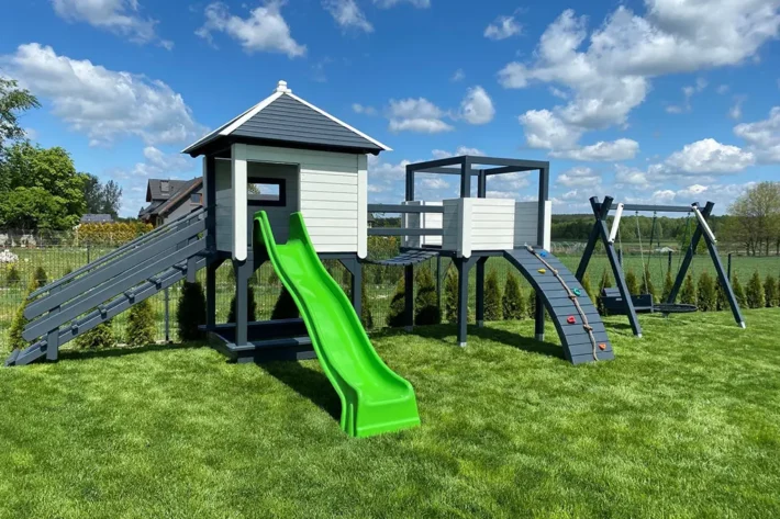 p8-3-funkcjonalny-plac-zabaw-dla-dzieci Plac zabaw P8 to idealne rozwiązanie dla rodziców, którzy chcą stworzyć dzieciom bezpieczną i kreatywną przestrzeń do zabawy na świeżym powietrzu. Zestaw o wymiarach 9,00m x 3,50m zapewnia dzieciom wiele atrakcji, wspierających rozwój fizyczny i motoryczny.