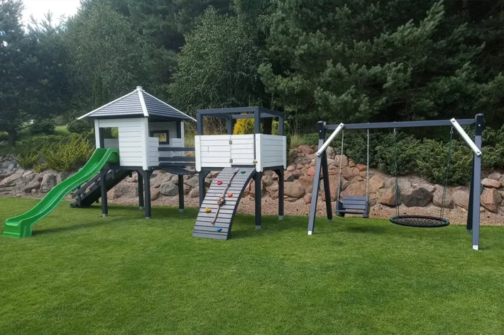 p8-4-funkcjonalny-plac-zabaw-dla-dzieci Plac zabaw P8 to idealne rozwiązanie dla rodziców, którzy chcą stworzyć dzieciom bezpieczną i kreatywną przestrzeń do zabawy na świeżym powietrzu. Zestaw o wymiarach 9,00m x 3,50m zapewnia dzieciom wiele atrakcji, wspierających rozwój fizyczny i motoryczny.