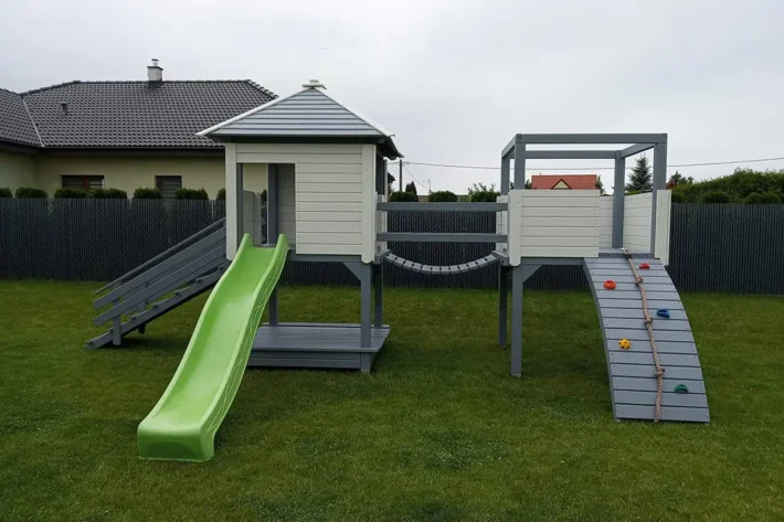 p8-5-funkcjonalny-plac-zabaw-dla-dzieci Plac zabaw P8 to idealne rozwiązanie dla rodziców, którzy chcą stworzyć dzieciom bezpieczną i kreatywną przestrzeń do zabawy na świeżym powietrzu. Zestaw o wymiarach 9,00m x 3,50m zapewnia dzieciom wiele atrakcji, wspierających rozwój fizyczny i motoryczny.