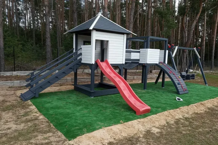 p8-6-funkcjonalny-plac-zabaw-dla-dzieci Plac zabaw P8 to idealne rozwiązanie dla rodziców, którzy chcą stworzyć dzieciom bezpieczną i kreatywną przestrzeń do zabawy na świeżym powietrzu. Zestaw o wymiarach 9,00m x 3,50m zapewnia dzieciom wiele atrakcji, wspierających rozwój fizyczny i motoryczny.