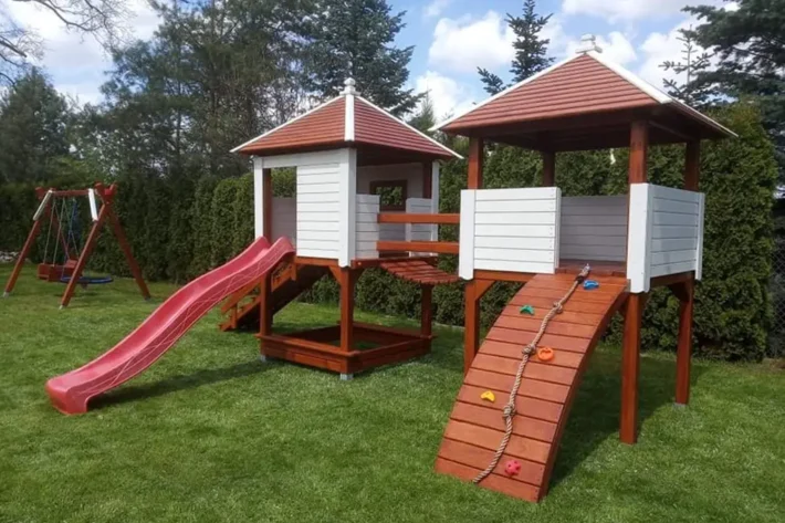 p8-7-funkcjonalny-plac-zabaw-dla-dzieci Plac zabaw P8 to idealne rozwiązanie dla rodziców, którzy chcą stworzyć dzieciom bezpieczną i kreatywną przestrzeń do zabawy na świeżym powietrzu. Zestaw o wymiarach 9,00m x 3,50m zapewnia dzieciom wiele atrakcji, wspierających rozwój fizyczny i motoryczny.