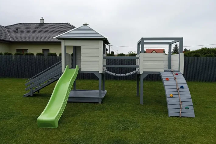 p8-8-funkcjonalny-plac-zabaw-dla-dzieci Plac zabaw P8 to idealne rozwiązanie dla rodziców, którzy chcą stworzyć dzieciom bezpieczną i kreatywną przestrzeń do zabawy na świeżym powietrzu. Zestaw o wymiarach 9,00m x 3,50m zapewnia dzieciom wiele atrakcji, wspierających rozwój fizyczny i motoryczny.