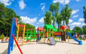 Zestaw Zabawowy to doskonałe rozwiązanie, które zapewni dzieciom godziny fantastycznej zabawy na świeżym powietrzu.