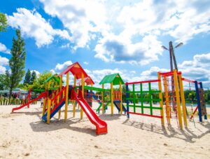 Zestaw Zabawowy to doskonałe rozwiązanie, które zapewni dzieciom godziny fantastycznej zabawy na świeżym powietrzu.