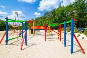 Zestaw Zabawowy to doskonałe rozwiązanie, które zapewni dzieciom godziny fantastycznej zabawy na świeżym powietrzu.