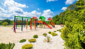 Zestaw Zabawowy to doskonałe rozwiązanie, które zapewni dzieciom godziny fantastycznej zabawy na świeżym powietrzu.