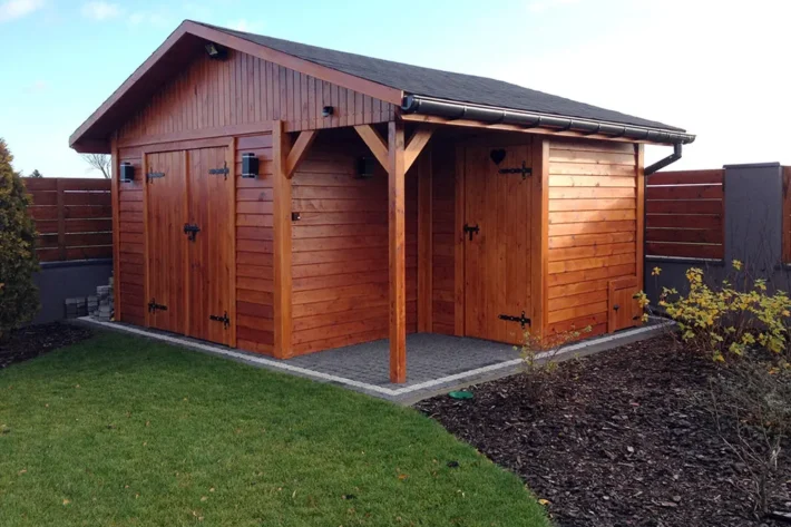 s22-2-funkcjonalny-domek-narzedziowy Solidny drewniany domek ogrodowy o wymiarach 3,0 m x 3,0 m to idealne rozwiązanie dla każdego, kto potrzebuje funkcjonalnej przestrzeni na działce. Konstrukcja wykonana z trwałych materiałów zapewnia długą żywotność oraz stabilność.